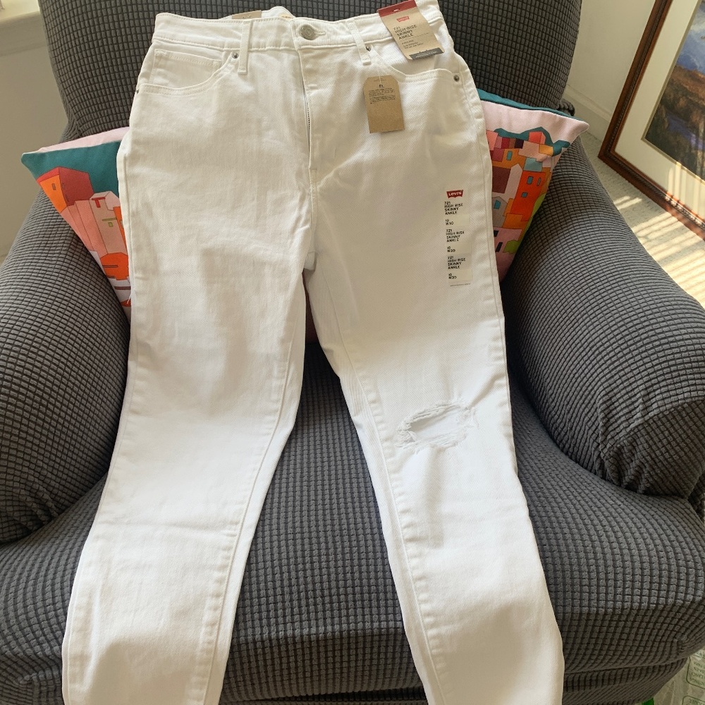 White Levi’s 721 High Rise Skinny Ankle jeans